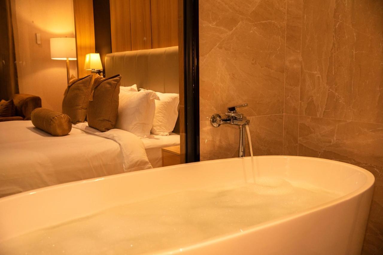 Hotel Diamond Prishtina Laplje Selo Luaran gambar A freestanding bathtub