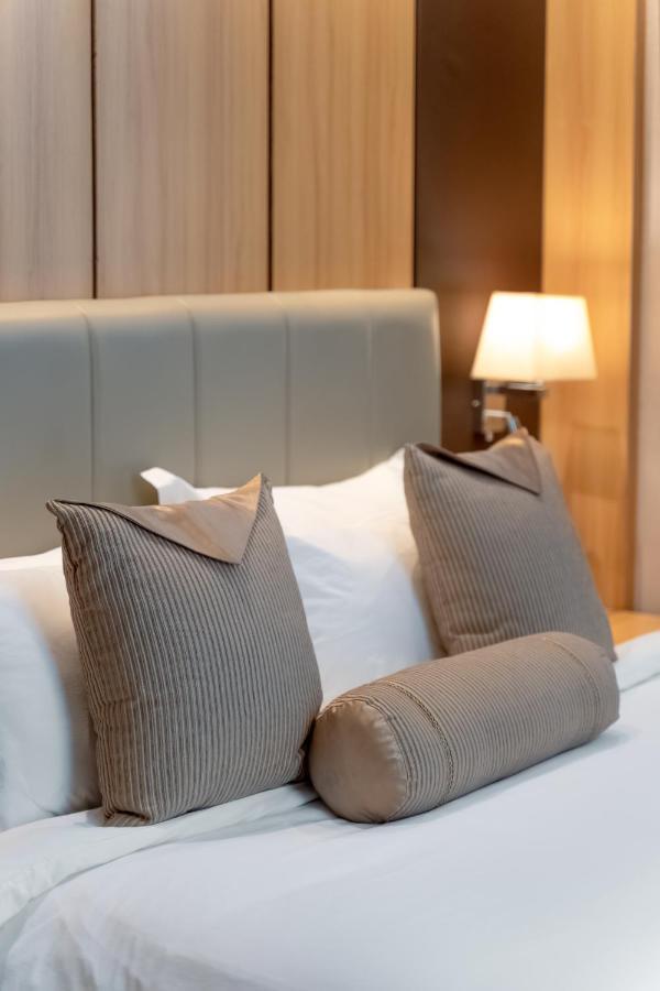 Hotel Diamond Prishtina Laplje Selo Luaran gambar Pillows on a bed