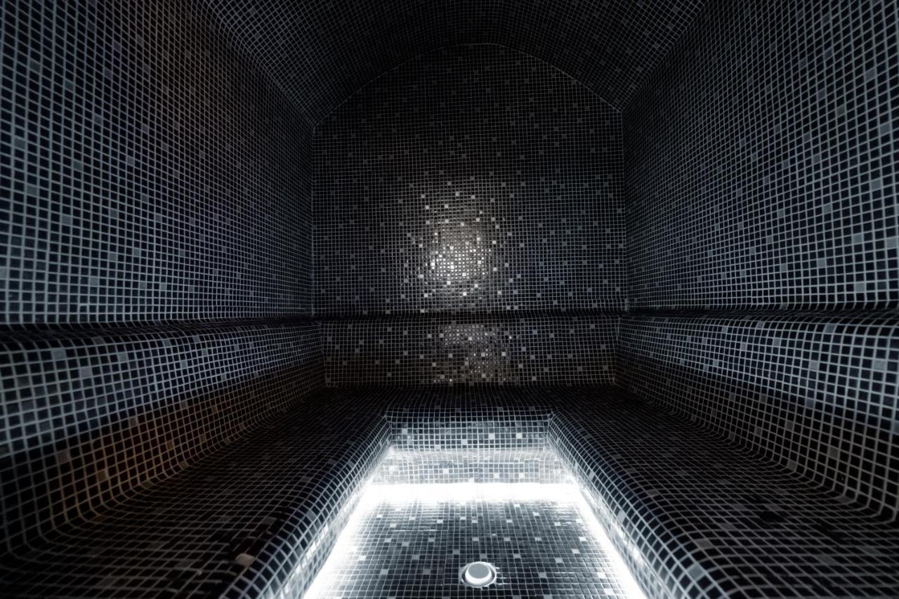 Hotel Diamond Prishtina Laplje Selo Luaran gambar The interior of the crypt